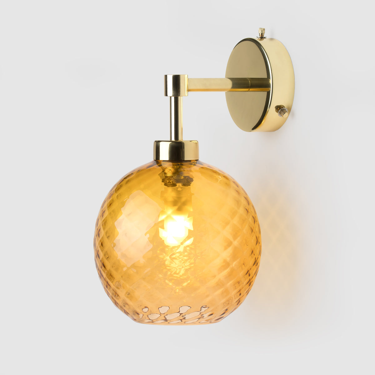 Note: Image shows G9 bulb.